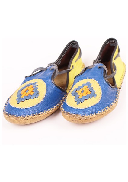 Bağcıklı Şıklık: Kadınlar Için El Yapımı Deri Bağcıklı Yemeni Çarıklar