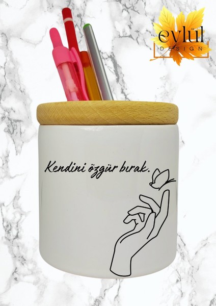 Kendini Özgür Bırak Yazılı Baskılı Seramik Kalemlik Ahşap Detaylı Kalem Kutusu Doğum Günü Hediyesi