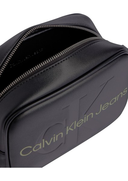 Calvin Klein Kadın Marka Logolu Ayarlanabilir Omuz Askılı  Şık Görünüşlü Gündelik Kullanıma Uygun Siyah Omuz Çantası K60K610275-0GX