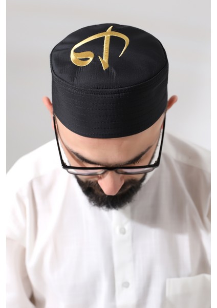 Siyah Kapitone Elif Vav Nakışlı Kalıp Namaz Takkesi