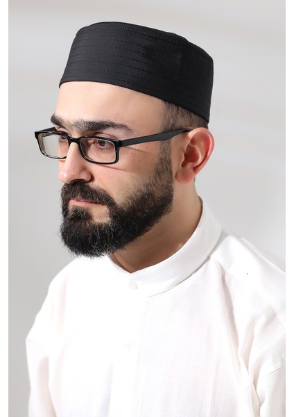 Siyah Kapitone Elif Vav Nakışlı Kalıp Namaz Takkesi