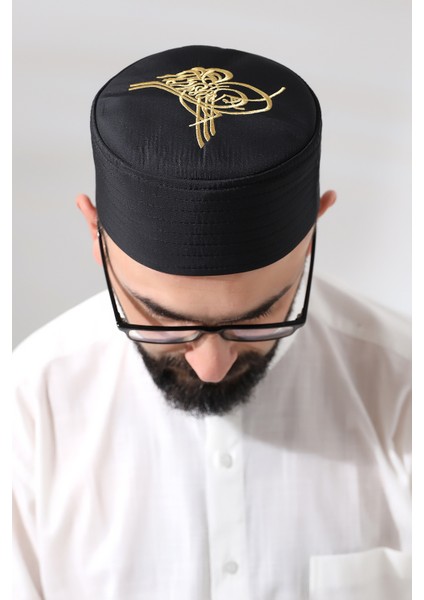 Siyah Kapitone Osmanlı Tuğrası Nakışlı Kalıp Namaz Takkesi