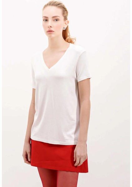 Kadın Ekru V Yaka Hafif Oversize T-Shirt HZL24S-BD143151 modelleri