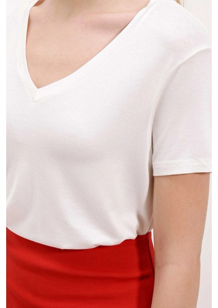 Kadın Ekru V Yaka Hafif Oversize T-Shirt HZL24S-BD143151 fırsatları