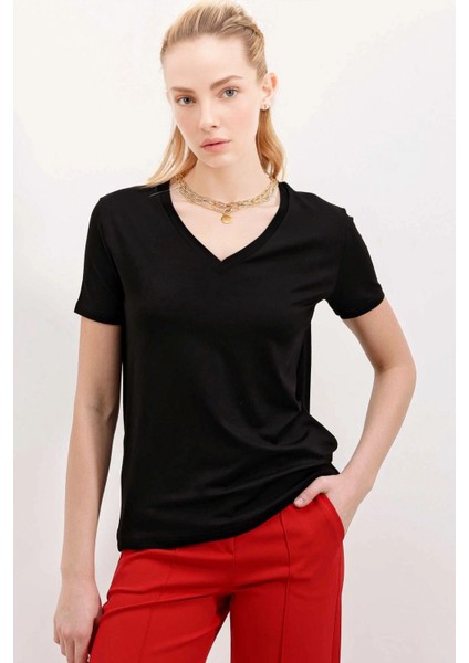 Kadın Siyah V Yaka Hafif Oversize T-Shirt HZL24S-BD143151