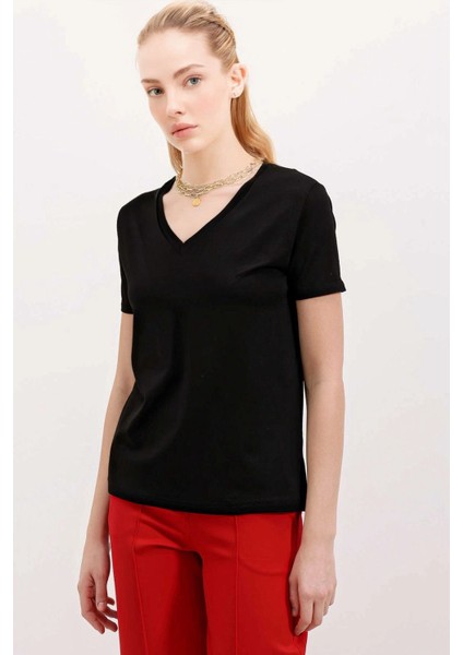 Kadın Siyah V Yaka Hafif Oversize T-Shirt HZL24S-BD143151 fiyatları