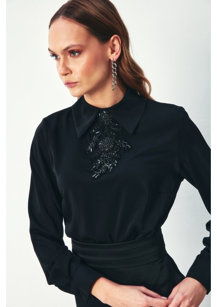 Yakası Taş Aksesuarlı Bluz - Siyah