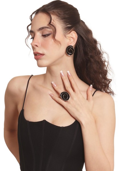 Kadın Gümüş Renk Lak Kaplama Çivili Model Siyah Mineli Küpe &yüzük Set
