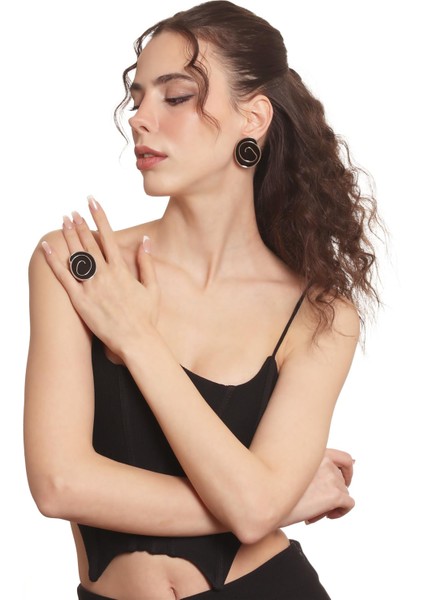 Kadın Gümüş Renk Lak Kaplama Çivili Model Siyah Mineli Küpe &yüzük Set