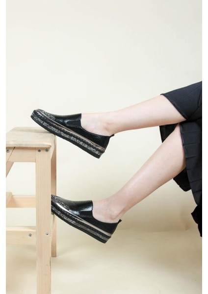 Delikli Taş Detaylı Sneakers SİYAH