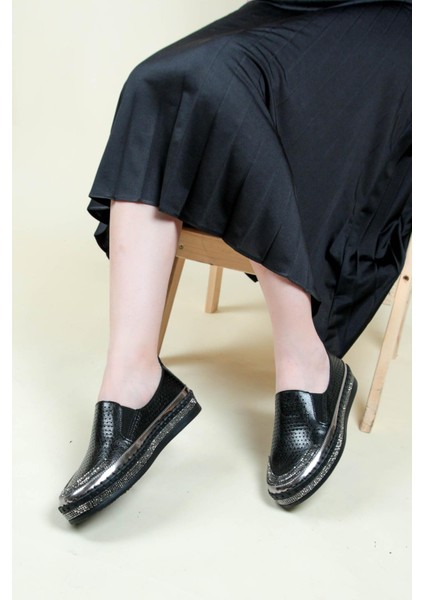 Delikli Taş Detaylı Sneakers SİYAH