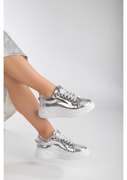 Gümüş Renk, Cilt, Topuk Boyu 4.5 Cm, Poli Air Hafif Taban, Göz Alıcı Parlak Tasarım Kadın Sneaker modelleri