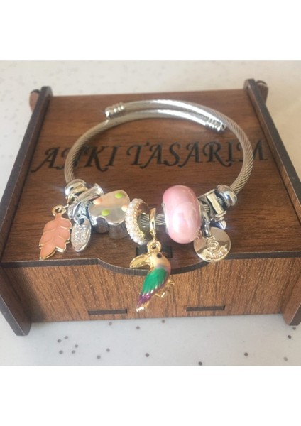 Kadın Pembe Model Karga Charmlı Bileklik modelleri