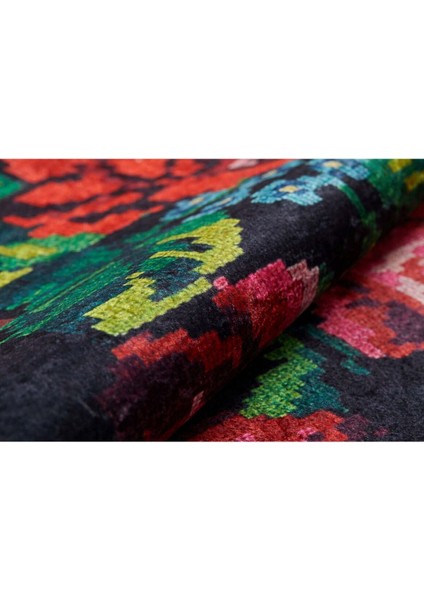 Klasik Siyah Kaymaz Taban Saçaklı Halı indirimleri