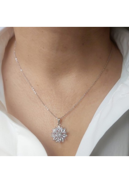Çelik Silver Renkli Zirkon Taşlı Lotus Çiçeği Kolye fırsatları