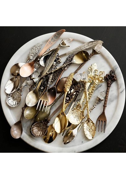 Gümüş Tarzı 6 Adet Vintage Kaşık Çatal Seti Mini Kraliyet Tarzı Altın Kabuk Çatal Metal Oyma Kahve Atıştırmalıkları Meyve Prikkers Tatlı Çatal Çay Kaşığı (Yurt Dışından) fırsatları