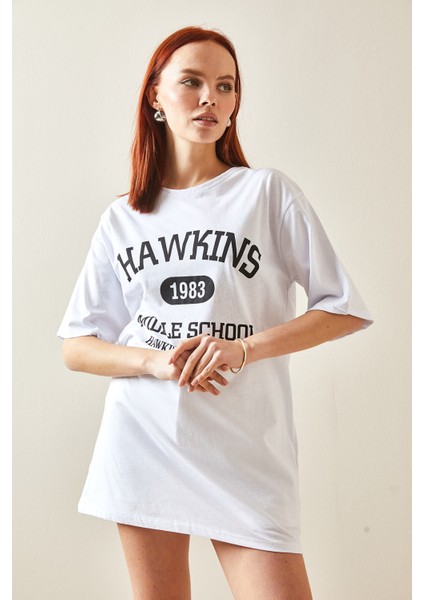 Beyaz Bisiklet Yaka Yazılı Oversize T-Shirt 5YXK1-48208-01 modelleri