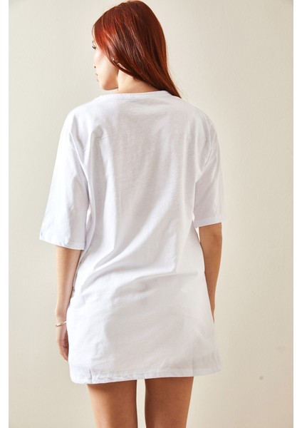 Beyaz Bisiklet Yaka Yazılı Midi Oversize T-Shirt 5YXK1-48207-01 fırsatları
