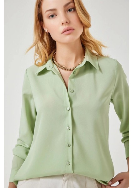 Kadın Çağla Yeşil Yumuşak Dokulu Basic Gömlek HZL24W-BD1202091 fiyatları