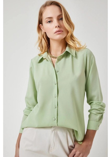 Kadın Çağla Yeşil Yumuşak Dokulu Basic Gömlek HZL24W-BD1202091 modelleri