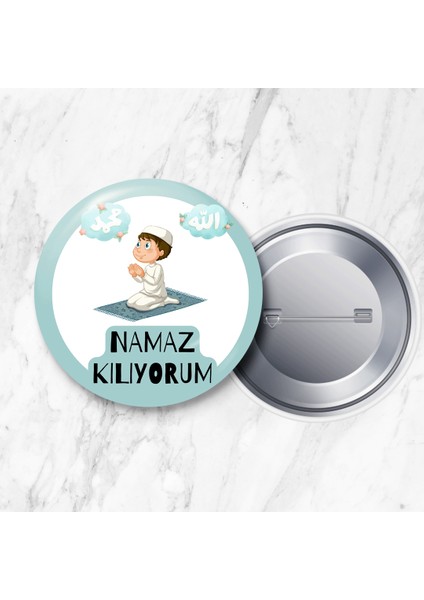 Namaz Kılıyorum Erkek Çocuk Iğneli Yaka Rozeti 58 mm Büyük Boy