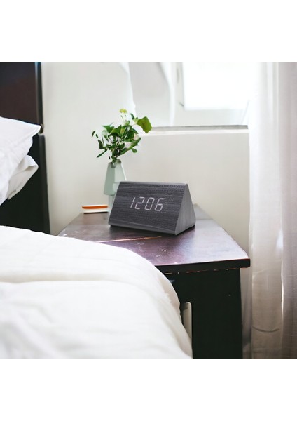 LED Ekranlı Termometreli Üçgen Ahşap Dijital Masa Saati indirimleri