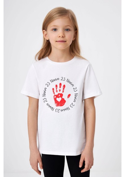Kalp Detaylı Çocuk Eli Desenli 23 Nisan Özel Baskılı Kız Çocuk T-Shirt