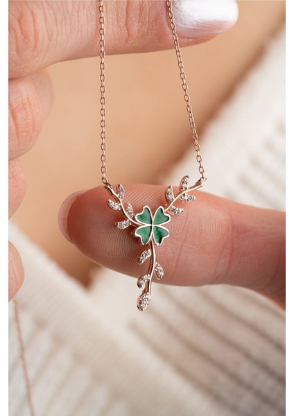 925 Ayar Gümüş Daldaki Yeşil Mineli Yonca Kolye