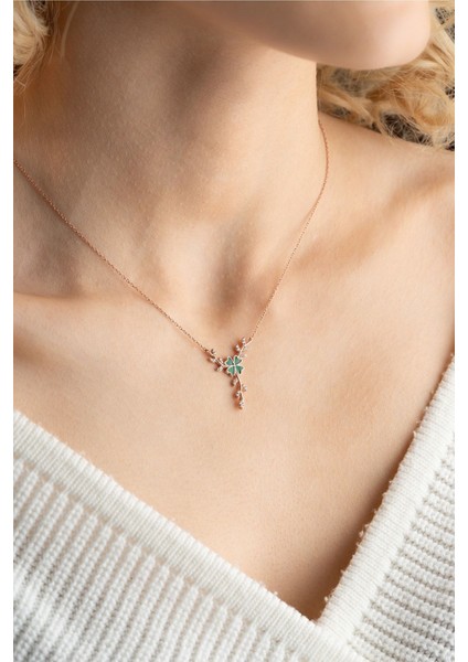 925 Ayar Gümüş Daldaki Yeşil Mineli Yonca Kolye fırsatları