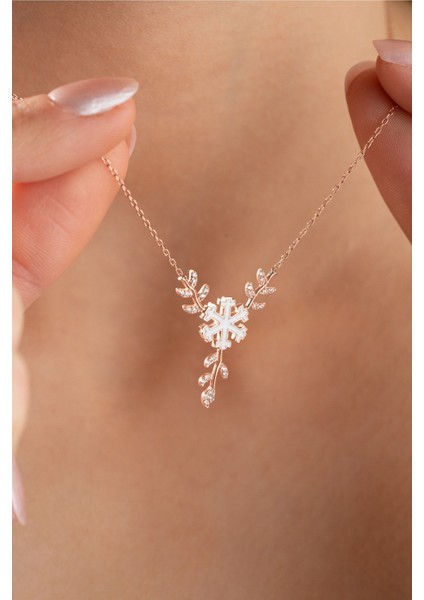 925 Ayar Gümüş Daldaki Beyaz Mineli Kartanesi Kolye