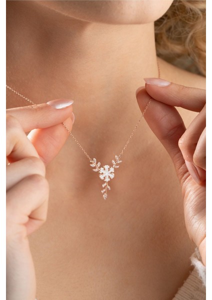 925 Ayar Gümüş Daldaki Beyaz Mineli Kartanesi Kolye fırsatları