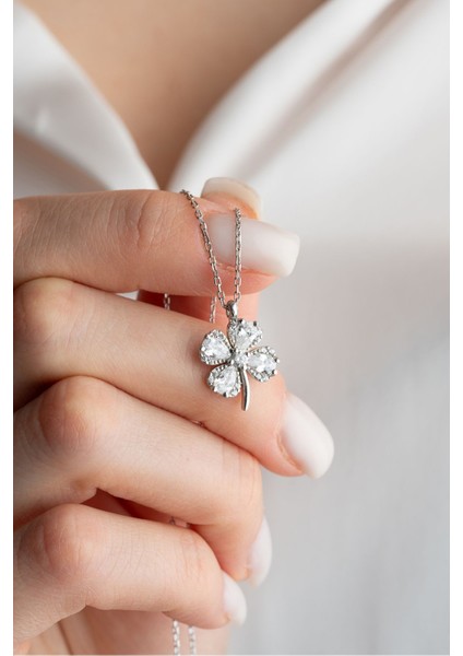 925 Ayar Gümüş Rodyumlu Beyaz Taşlı Dört Yapraklı Şans Yonca Kolye