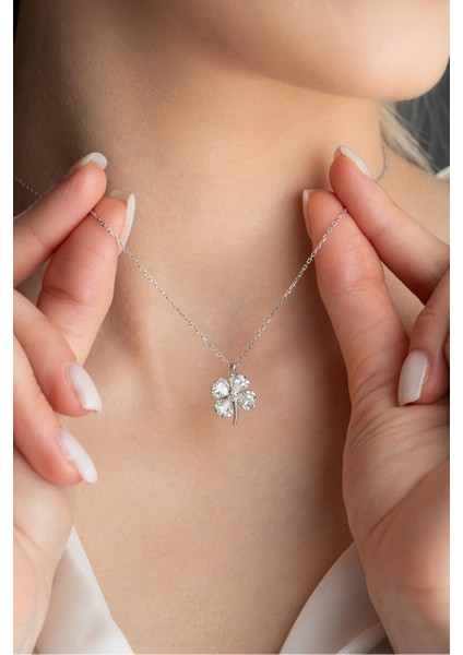 925 Ayar Gümüş Rodyumlu Beyaz Taşlı Dört Yapraklı Şans Yonca Kolye modelleri