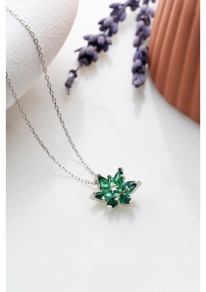 925 Ayar Gümüş Rodyumlu Yeşil Taşlı Lotus Çiçeği Kolye fiyatları