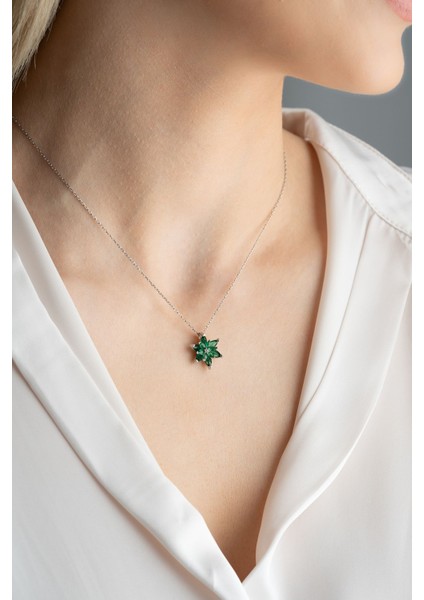 925 Ayar Gümüş Rodyumlu Yeşil Taşlı Lotus Çiçeği Kolye fırsatları