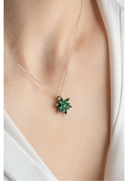 925 Ayar Gümüş Rodyumlu Yeşil Taşlı Lotus Çiçeği Kolye indirimleri