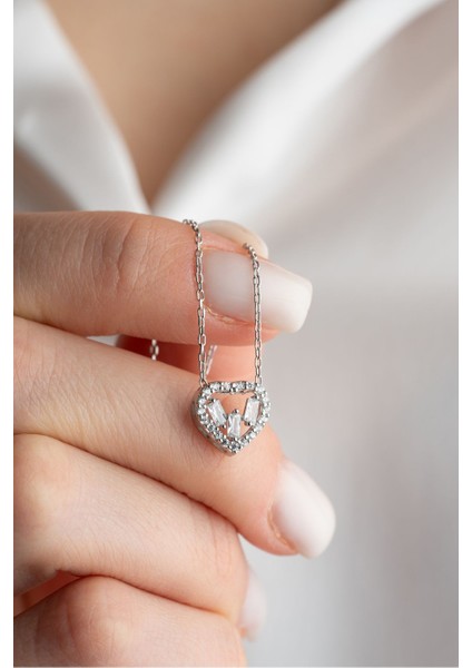 925 Ayar Gümüş Rodyumlu Baget Taşlı Kalp Kolye