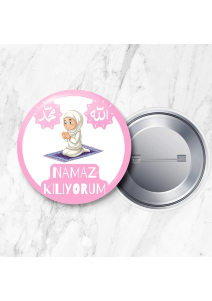Namaz Kılıyorum Kız Çocuk Iğneli Yaka Rozeti 58 mm Büyük Boy