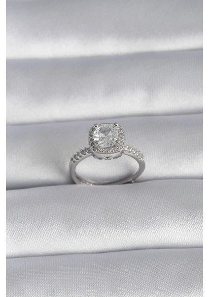 Pirinç Gümüş Renk Zirkon Taşlı Tek Taş Model Kadın Yüzük - TJ-BYK3002