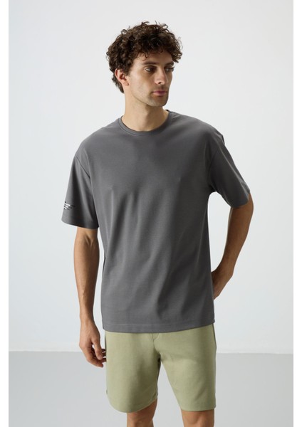 Koyu Gri Pamuklu Kalın Yüzeyi Dokulu Oversize Fit Baskılı Erkek T-Shirt - 88369