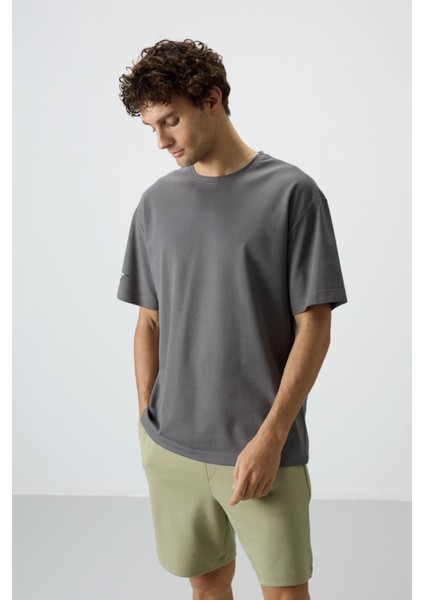Koyu Gri Pamuklu Kalın Yüzeyi Dokulu Oversize Fit Baskılı Erkek T-Shirt - 88369