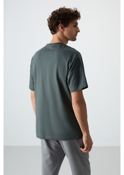 Haki Pamuklu Kalın Yüzeyi Dokulu Oversize Fit Baskılı Erkek T-Shirt - 88370 indirimleri
