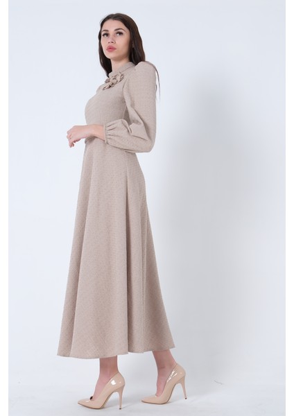 Bej Tüvid Kumaş Çiçek Detaylı Kolları Lastikli Seyyar Kuşaklı Elbise 4593267.55 fiyatları