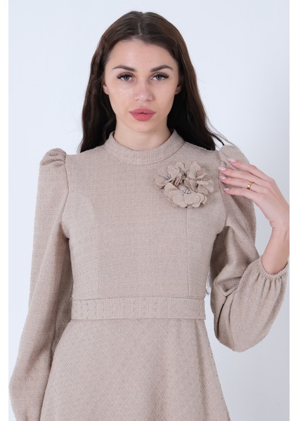 Bej Tüvid Kumaş Çiçek Detaylı Kolları Lastikli Seyyar Kuşaklı Elbise 4593267.55 indirimleri