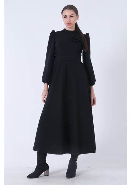 Siyah Tüvid Kumaş Çiçek Detaylı Kolları Lastikli Seyyar Kuşaklı Elbise 4593267.01