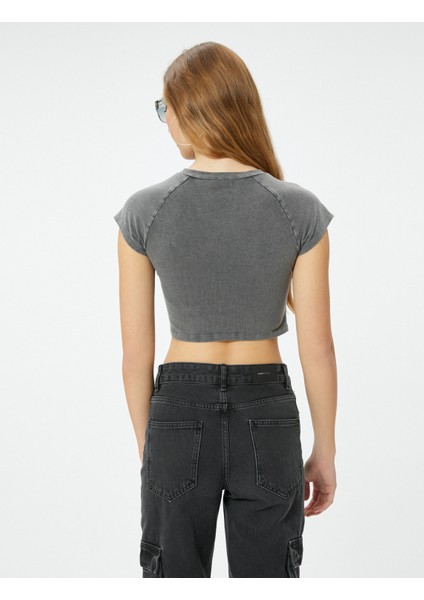 Crop Baskılı Tişört Soluk Efektli V Yaka Kısa Kollu Pamuklu Slim Fit