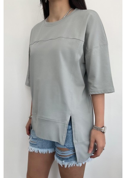 Eteği Yırtmaç Detaylı Oversize Parçalı T-Shirt Gri