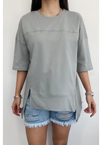 Eteği Yırtmaç Detaylı Oversize Parçalı T-Shirt Gri