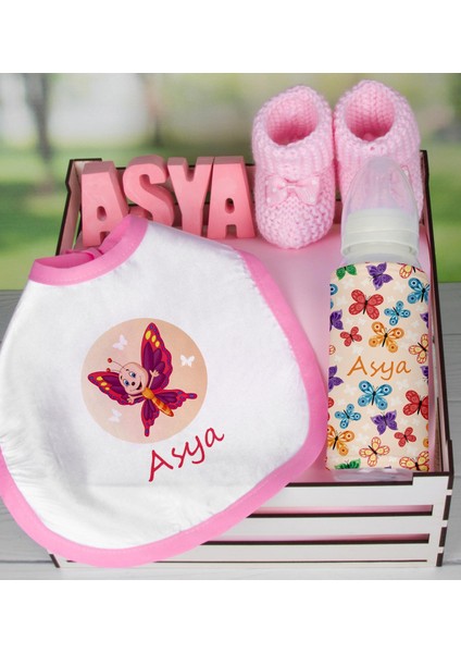 Ahşap Sandıkta Kişiye Özel Önlük Biberon Taş Isimlik ve Patik Bebek Hediye Seti 109535