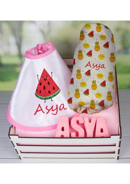 Ahşap Sandıkta Kişiye Özel Önlük Battaniye ve Taş Isimlik Bebek Hediye Seti 109713